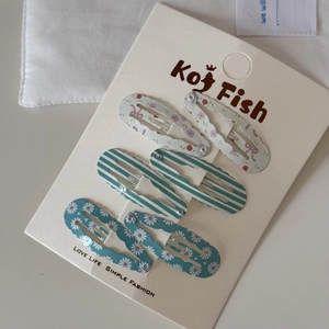 Close-up of 6pcs floral and wavy pattern teardrop hair clips on branded display card