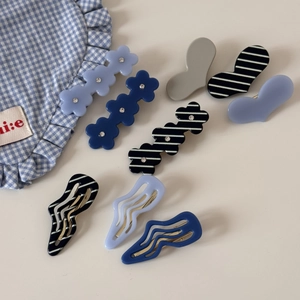 Barrettes à cheveux en acétate fleurs et cœurs bleus et gris sur tissu à carreaux