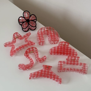 Detailed view of 7-piece set red and white gingham checkered pattern hair claw clips