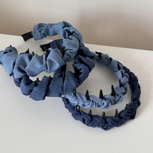 Three shades of denim headband with pleated texture and non-slip teeth for volume