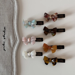 Lot de sept barrettes à nœuds en acétate aux motifs marbrés et écaille pour femme