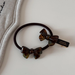 Détail du lot de barrette et élastique à cheveux avec nœud en acétate écaille