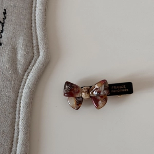 Barrette à cheveux nœud en acétate ambré avec logo France Handmade doré gravé