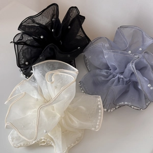 Chouchous géants en organza avec perles blanches en noir, beige et bleu gris