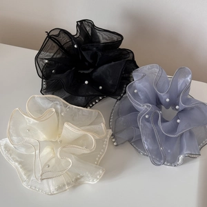 Lot détaillé de trois chouchous en organza avec perles blanches en noir, beige et gris-violet