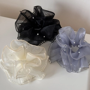 Trois chouchous géants en organza noir, crème et lilas avec des perles décoratives
