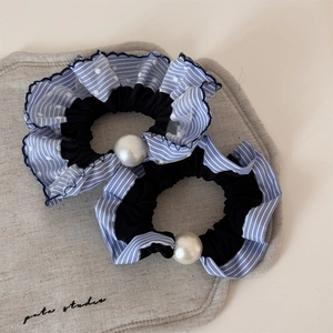 Lot de 2 chouchous rayés bleus et noirs avec une grande perle sur base en tissu