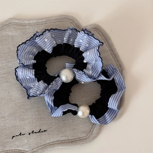 Détails des chouchous en tissu à rayures bleues avec de grandes perles fantaisie élégantes