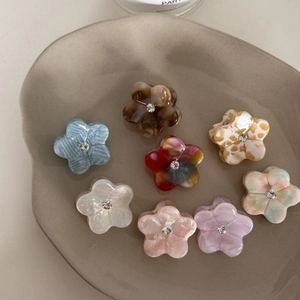 Mise à plat de petites pinces à cheveux en acétate avec strass en diverses couleurs