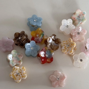 Détails de mini pinces à cheveux florales en acétate avec strass brillants et ressorts