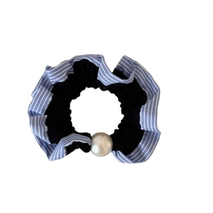 Chouchou à rayures bleues avec perle blanche sur tissu noir pour coiffure de femme