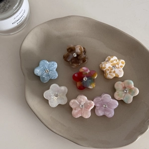 Lot de 8 mini pinces à cheveux fleurs en acétate avec motifs marbrés et strass brillants