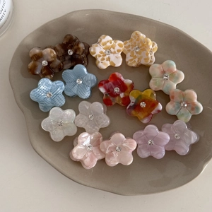 Pinces à cheveux fleurs en acétate avec texture marbrée et strass en couleurs pastel