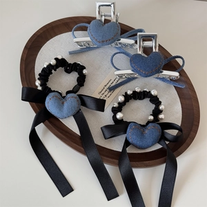 Set mollette a cuore in denim e elastici con fiocco e perle su vassoio legno