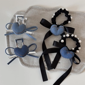 Set di accessori per capelli con cuori in denim blu e elastici con nastro nero retrò