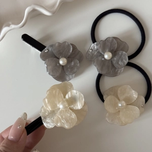 Luxurious flower hair clip set with marble acetate, pearls and sparkling rhinestones