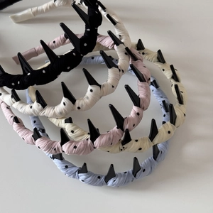 Détail de serre-têtes français à pois avec dents antidérapantes en couleurs pastel variées