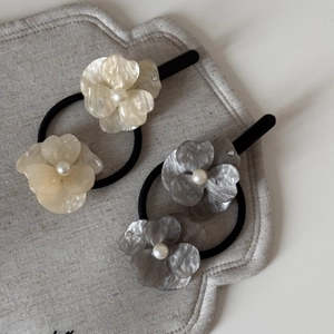 Elegant acetate flower hair clip and tie set with pearls in beige and smoky grey