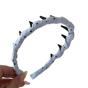 Serre-tête français bleu clair à pois avec pointes noires et peigne pour la coiffure