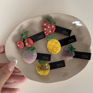 Vue détaillée de six pinces à cheveux fruits en strass étincelants, fraise et pêche incluses