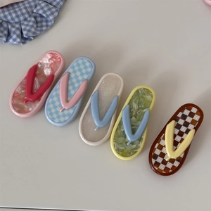Details von fünf bunten Haarspangen in Flip-Flop-Form aus Acetat mit Marmormuster