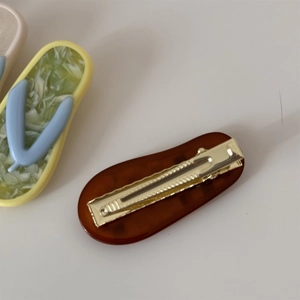 Detailansicht der kreativen Flip-Flop-Haarklammer und Schildpatt-Entenschnabelklemme