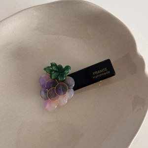Détail du clip à cheveux en forme de raisin avec perles mauves et logo France Handmade
