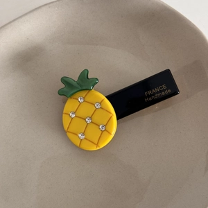Vue détaillée de la pince à cheveux ananas à strass avec texte France Handmade