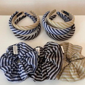 Detailansicht gestreifter Stoff-Haarreifen und passender Scrunchie im Set in Farben