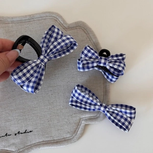 Set di tre fermagli per capelli a quadretti blu e bianchi con fiocchi e clip a squalo