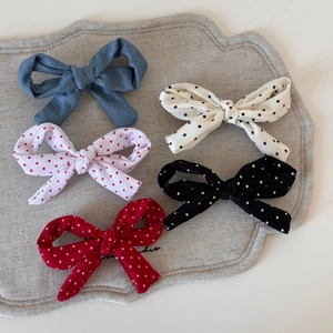 Lot de 5 barrettes nœuds papillon à pois aux couleurs variées sur un support en lin