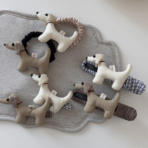 Simpatici fermagli e scrunchie in tessuto a quadretti a forma di bassotto color crema