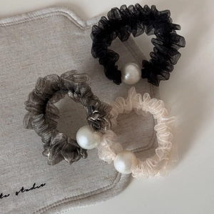 Set di tre elastici per capelli in rete con balze e perle grandi in nero, grigio e beige