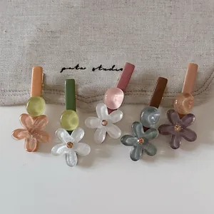 Pinzas para el Cabello de Pico de Pato con Flores de Resina en Colores Dulces Decoradas con Strass Horquillas Laterales de Aleación para Mujer Niña Decoración Diaria del Cabello