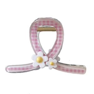Pince à cheveux à carreaux roses avec petites marguerites pour un look élégant