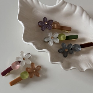 Set de 5 pinzas para el cabello con flores de resina de colores dulces, perlas y base de metal