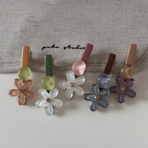 Detalle de 5 pinzas para el pelo con flores de colores, perlas de resina y brillantes