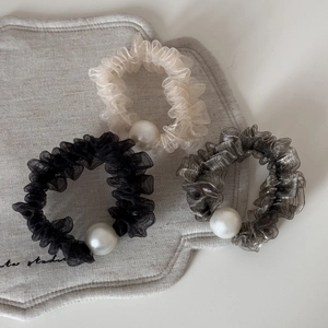 Tre eleganti elastici per capelli in organza con perle in beige, nero e grigio scuro
