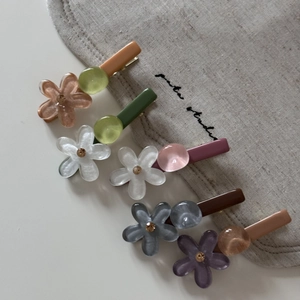 Set de pinzas para el cabello con flores en colores pastel y detalles de cristal