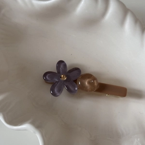 Detalle del clip para el pelo con flor de colores dulces y pétalos de resina