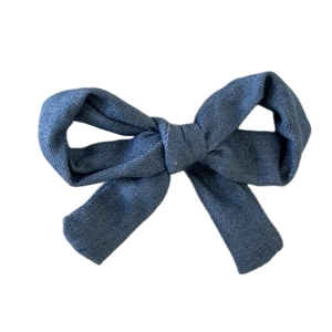 Barrette à cheveux nœud bleu à pois avec texture tissée pour coiffure minimaliste