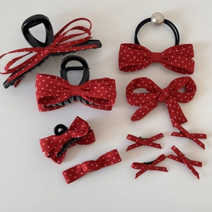 Set d'accessoires à pois rouges et blancs avec nœuds et élastique à perle argentée