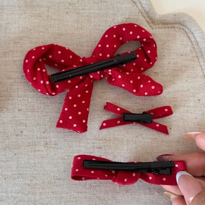 Vue détaillée de l'ensemble de pinces à cheveux à nœud rouge à pois blancs et métal