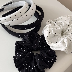 Set aus gepunkteten Haarreifen und Scrunchies in Schwarz und Weiß, 4er-Pack Zubehör