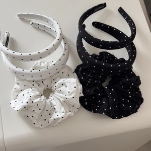 Detail von breiten gepunkteten Stirnbändern und Scrunchies Set mit handgefertigtem Label