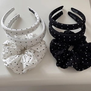 Detailansicht der schwarz-weiß gepunkteten Haarbänder und Scrunchies mit Handmade-Label