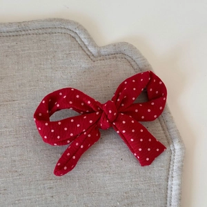 Détail macro du nœud papillon rouge à pois en tissu de coton et lin texturé