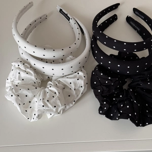 Detailansicht handgefertigter schwarz-weißer Haarreifen mit passenden Scrunchies für Damen