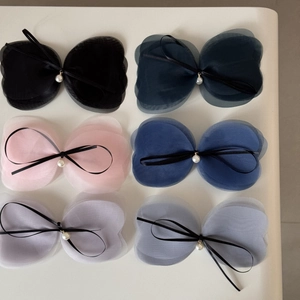 Détail de barrettes noeuds en tulle multicouche avec perles élégantes en six couleurs