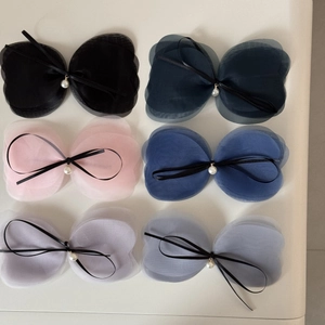 Détail de barrettes nœuds en mesh multicouche avec pendentif perle en six coloris